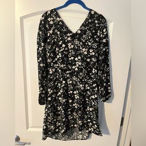 Old Navy Black and White Floral and Flowy Dress Size Medium